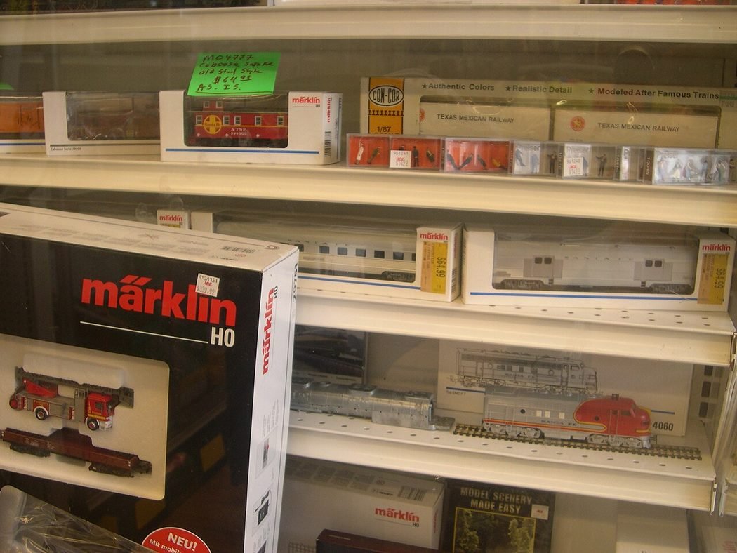 Regal mit originalverpackten Modelleisenbahnen aus einem Fachgeschäft