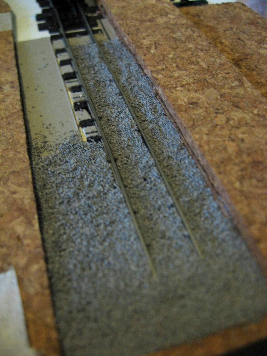 Verlegen und Schottern von Modellbahngleisen im Detail