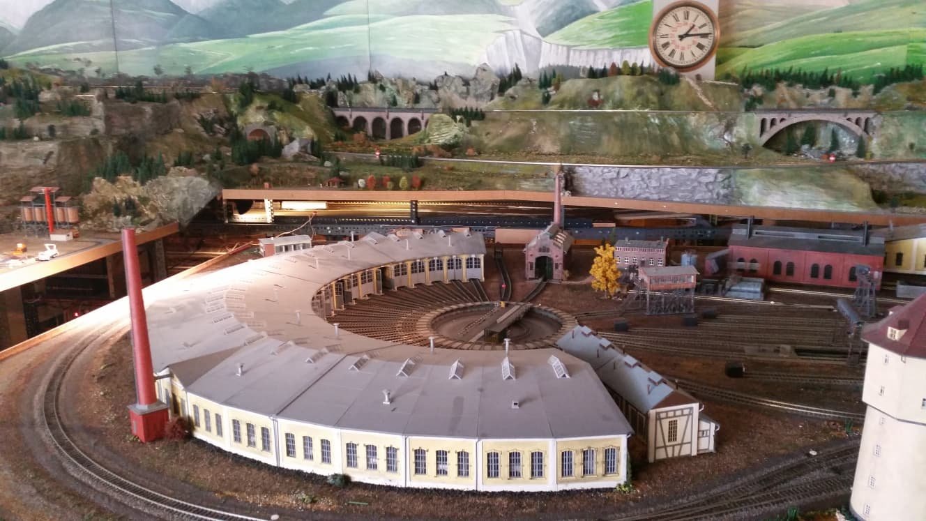 Detailreiche H0-Modelleisenbahnanlage mit Lokomotive, Gleisanlage und Landschaftsgestaltung
